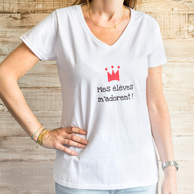 T-shirt cadeau institutrice avec le texte: Mes élèves m'adorent !