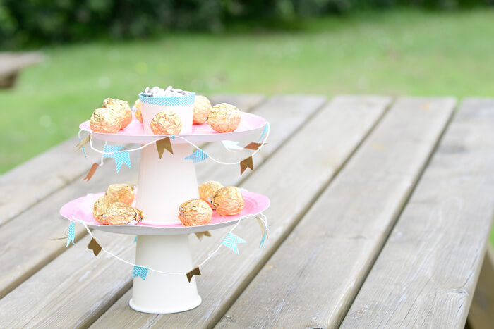 Présentoir à gâteau fait maison pour une décoration de table originale