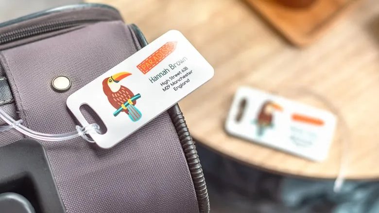 accessoire de voyage essentiel: l'étiquette de bagage pour vos coordonnées solide en plastique imprimé original