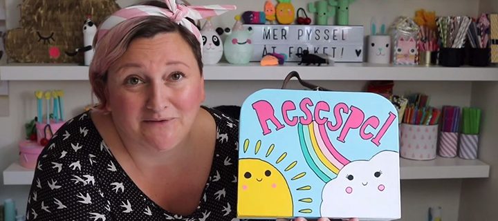 Sommarpyssel DIY – Kreativa Karin pysslar ihop en spelväska med personliga spel!