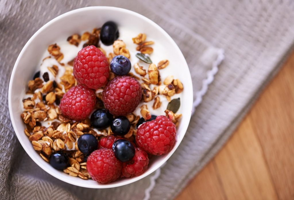 Bol de granola avec lait et fruits