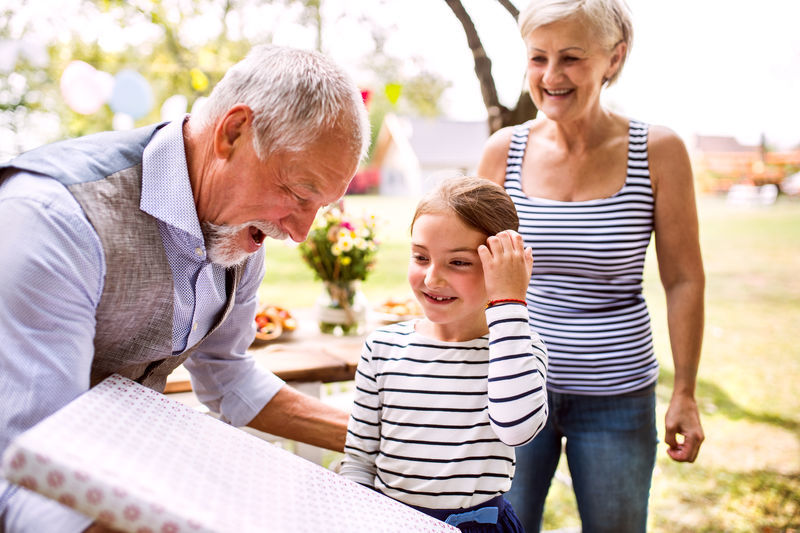 Opa und Oma geniessen den Geburtstag mit ihren Enkelkindern