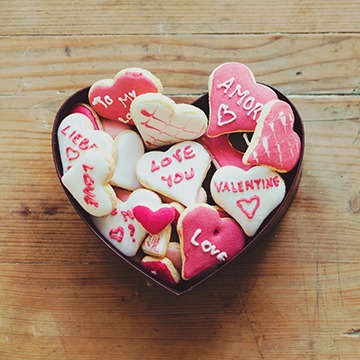 Heart shaped cookie tin with cookies