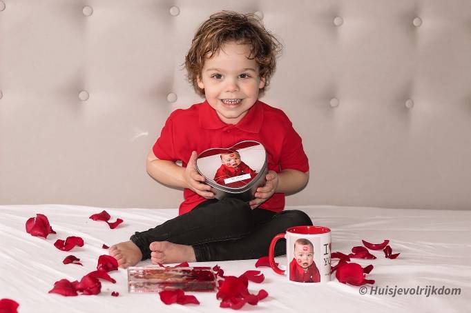 Valentijnscadeau: koekjestrommel en mok met chocolade