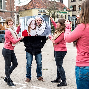 Vrijgezellenfeest vrouwen opdrachten - steek je hoofd erdoor