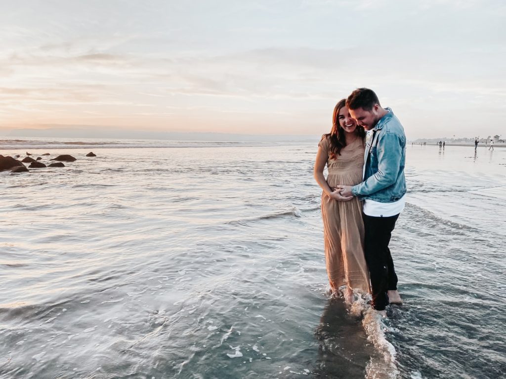 Pregnant couple on the beach. Zwanger koppel op het strand.