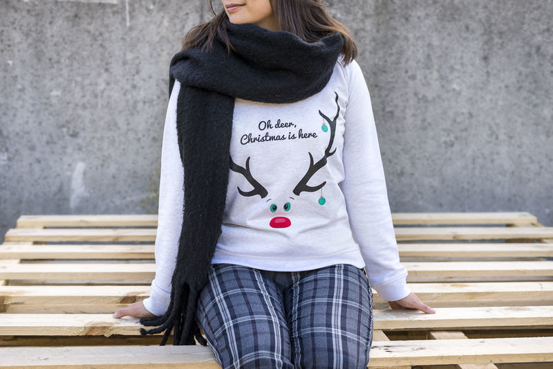 Découvrez nos conseils pour fêter Noël en 2020 :  On aère la pièce... Dress code : pull de Noël !