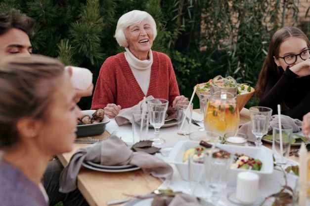 Foodsharing, gezellig allemaal samen aan tafel