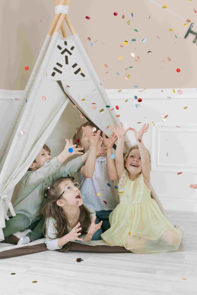 kinderhoekje met confetti, ballonnen en plezier