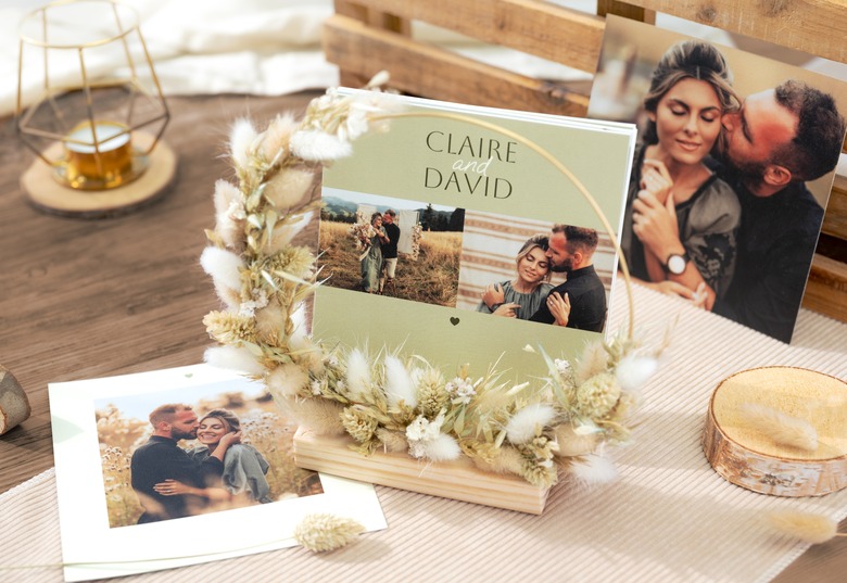 Kaarthouder met jouw foto's op gepersonaliseerde fotokaarten en droogbloemen
