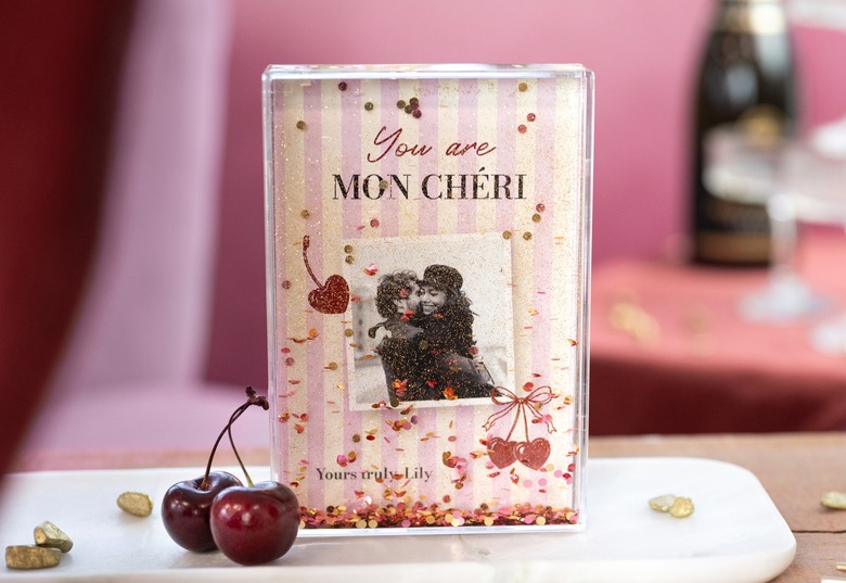 romantische ideeën voor valentijn zoals een glitter hartjes fotoblok