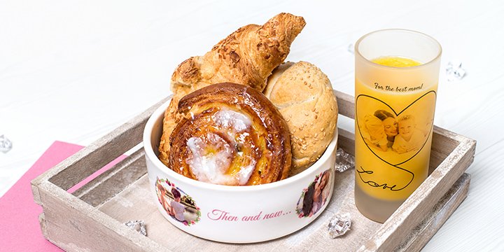Personalised bowl with croissant and personalised glas with orange juice for Mother's Day