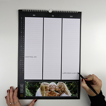 DIY VIDEO - How to make your own modern photo calendar!