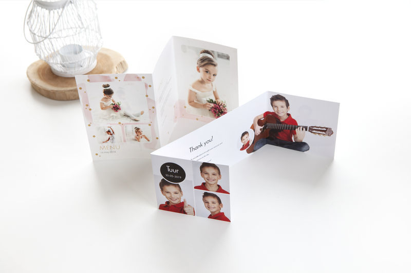 Les cartes 3 volets offrent plusieurs partie pour structurer l'information de votre invitation.