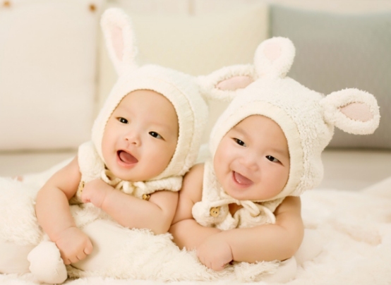 Photos de bébé avec des accessoires rigolos