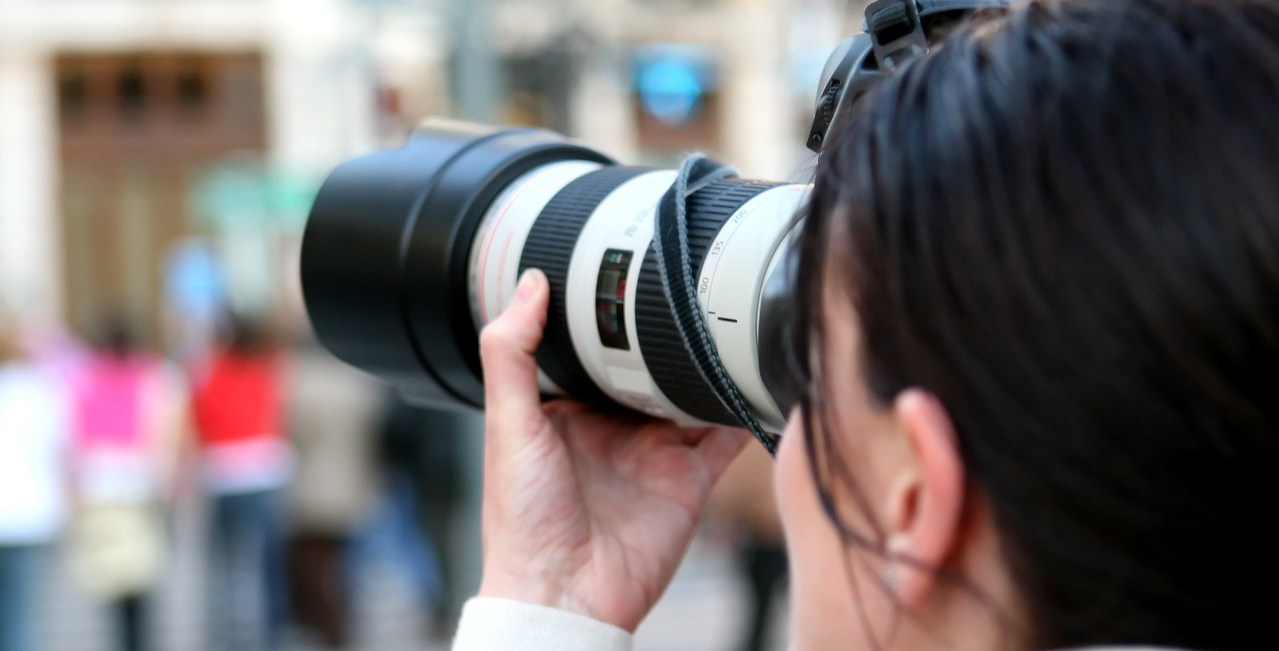 Photographe vue de dos, appareil à l'oeil