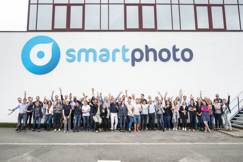 Photo de groupe des employés de smartphoto devant le siège de smartphoto à Wetteren