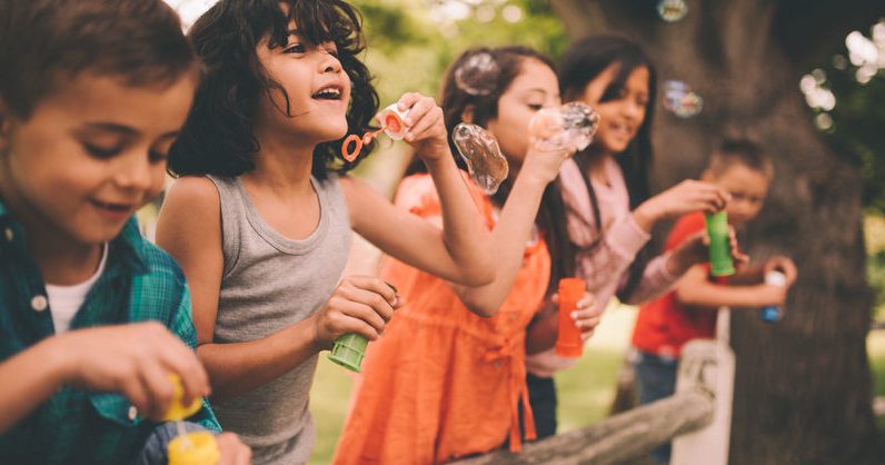 Enfants jouant avec des bulles de savon