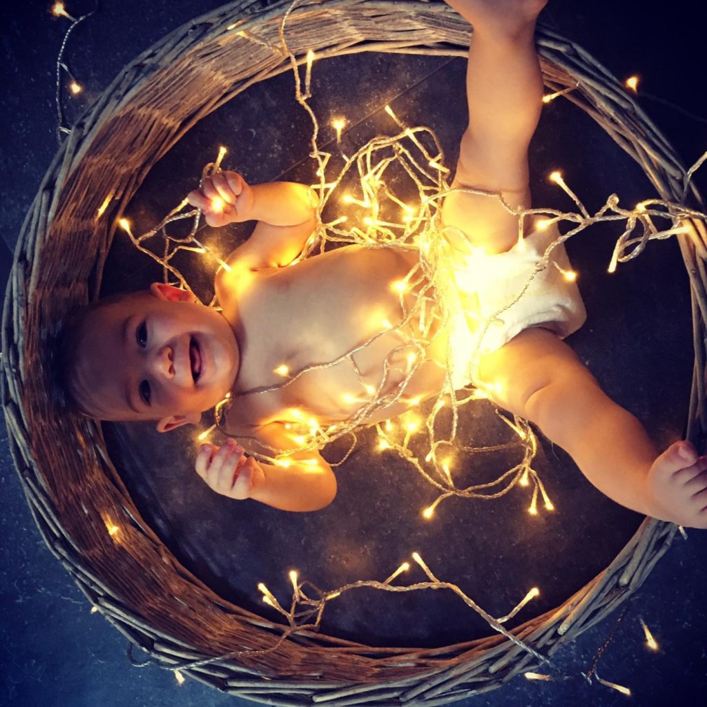 Photo de voeux originale pour votre carte de voeux : bébé illuminé