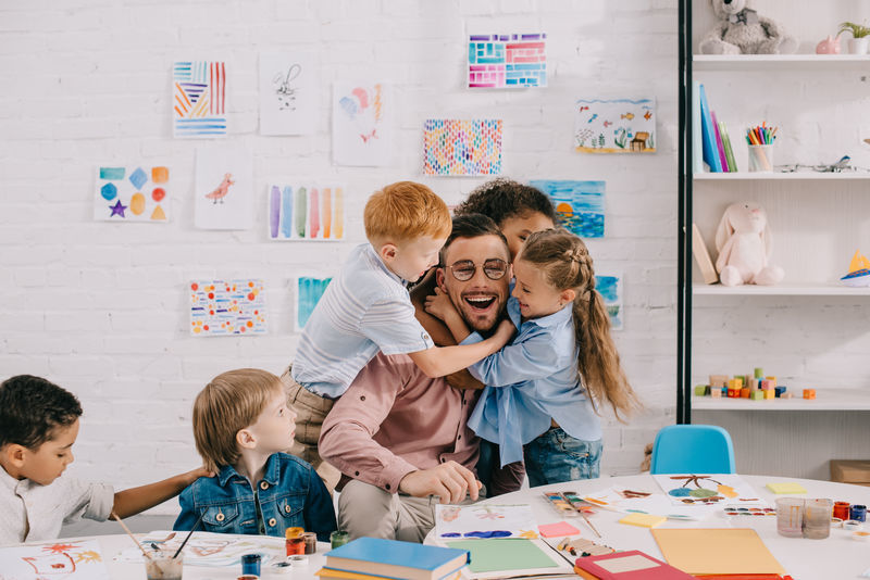 enfants qui jouent en maternelle