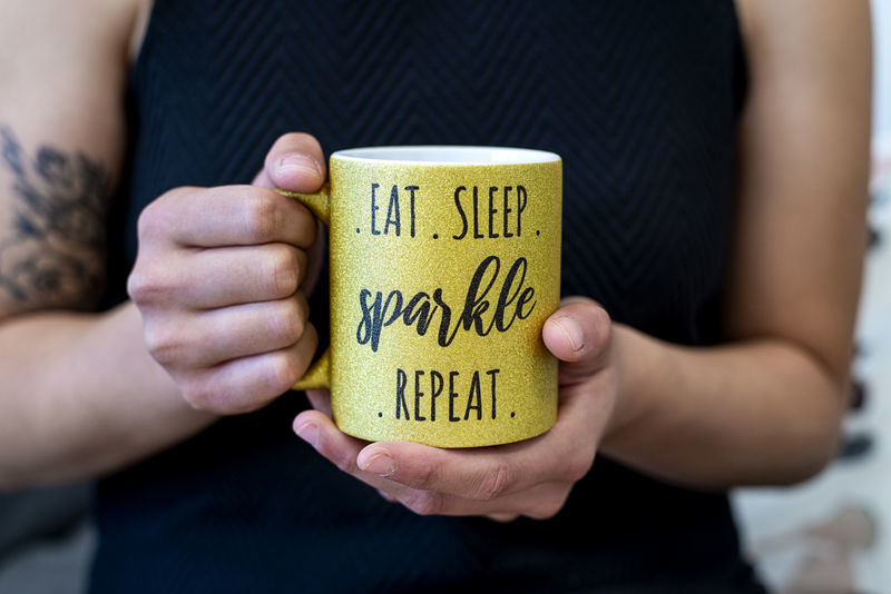 Cadeau original : cadeau de Noël original pour femme - mug personnalisé - modèle présenté : mug à paillettes doré avec texte