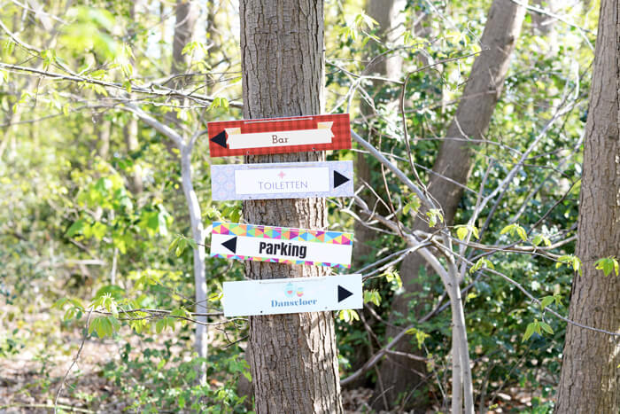 Garden party :  idées de décoration d'extérieur, indiquez le chemin avec des panneaux et banderoles, tracez à la craie des flèches,...