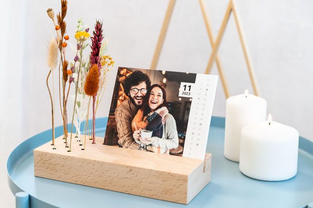 Calendrier avec support en bois et fleurs séchées - Calendrier tendance 2023