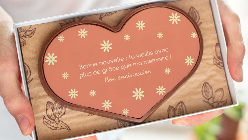 Cadeau pour un anniversaire en retard, chocolat en coeur avec texte, idées de textes anniversaire en retard