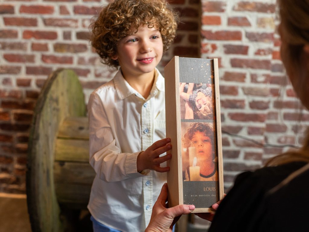 cadeau pour le parrain et la marraine: boite à vin personnalisée en bois