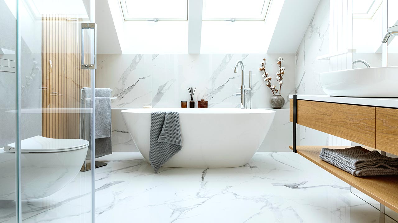 nowoczesna łazienka, podłoga i ściany imitujące marmur, wolnostojąca wanna