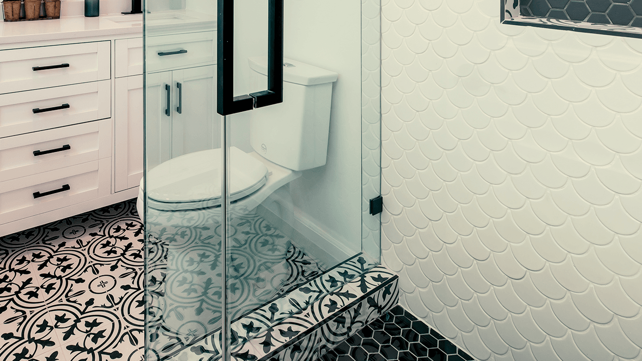 łazienka z mozaiką z kafelków