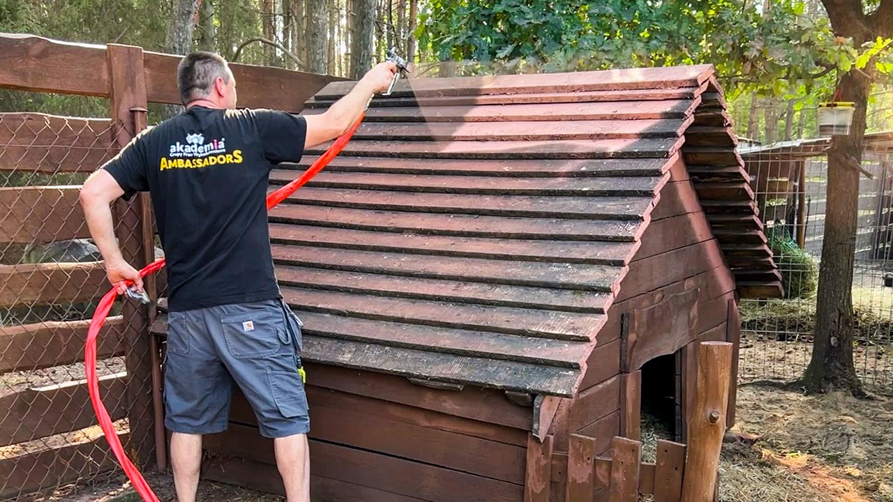 malowanie dachu domku dla zwierząt / budy dla psa Papą w Płynie na kolor ceglany natryskiem