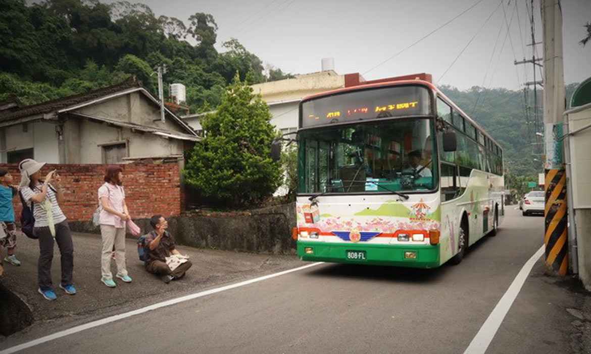 最後的 石虎公車 一路淺山森林和綺麗風光的水田 劉克襄 微笑台灣 用深度旅遊體驗鄉鎮魅力