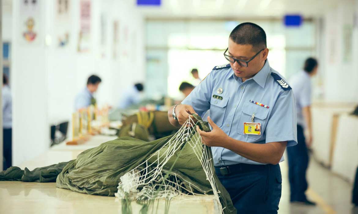 以細軟的布線，為傘兵織耘出堅固安全的降落傘