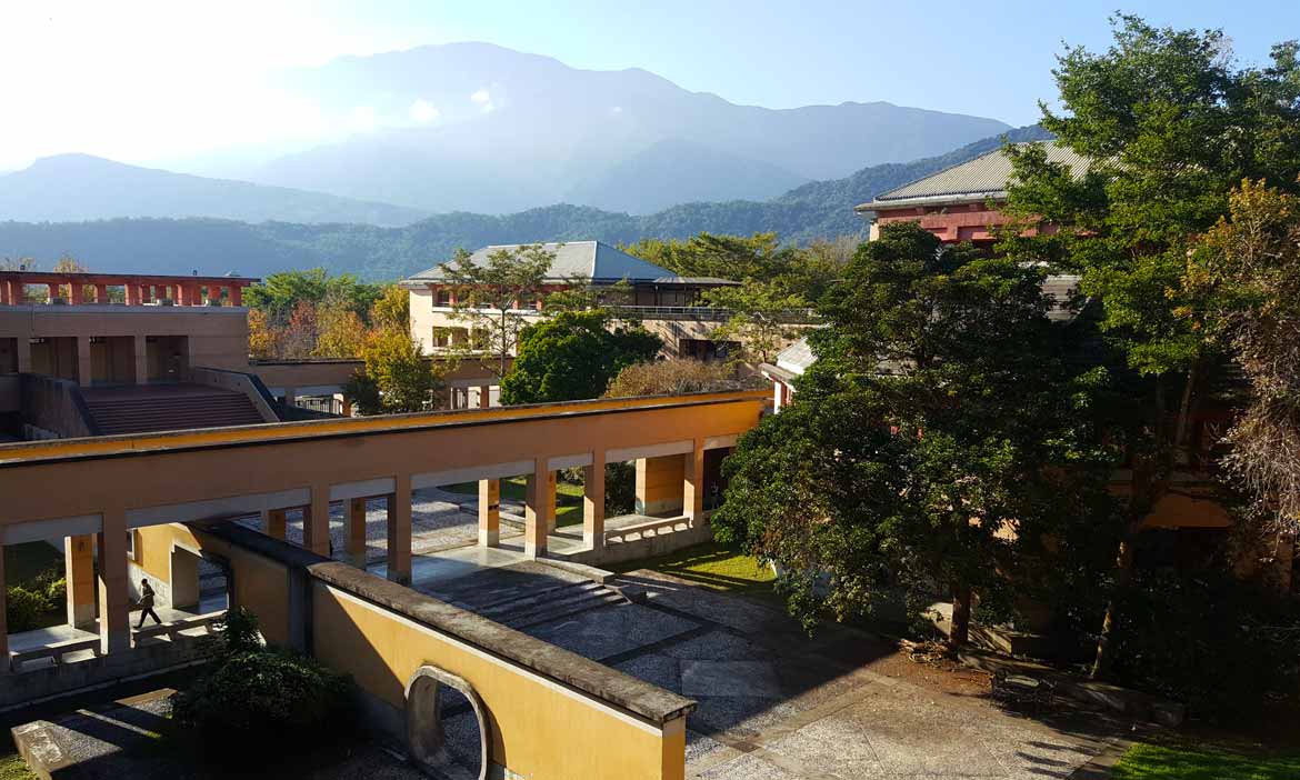 漫步在東華大學裡，曬著溫暖的冬日陽光，是一種愜意和自在