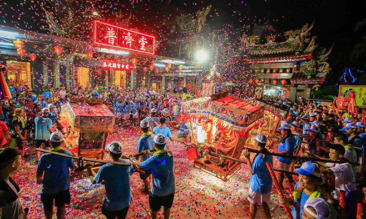 仰望花燈的日子 不同世代與共同記憶的再創造，從廟口出發