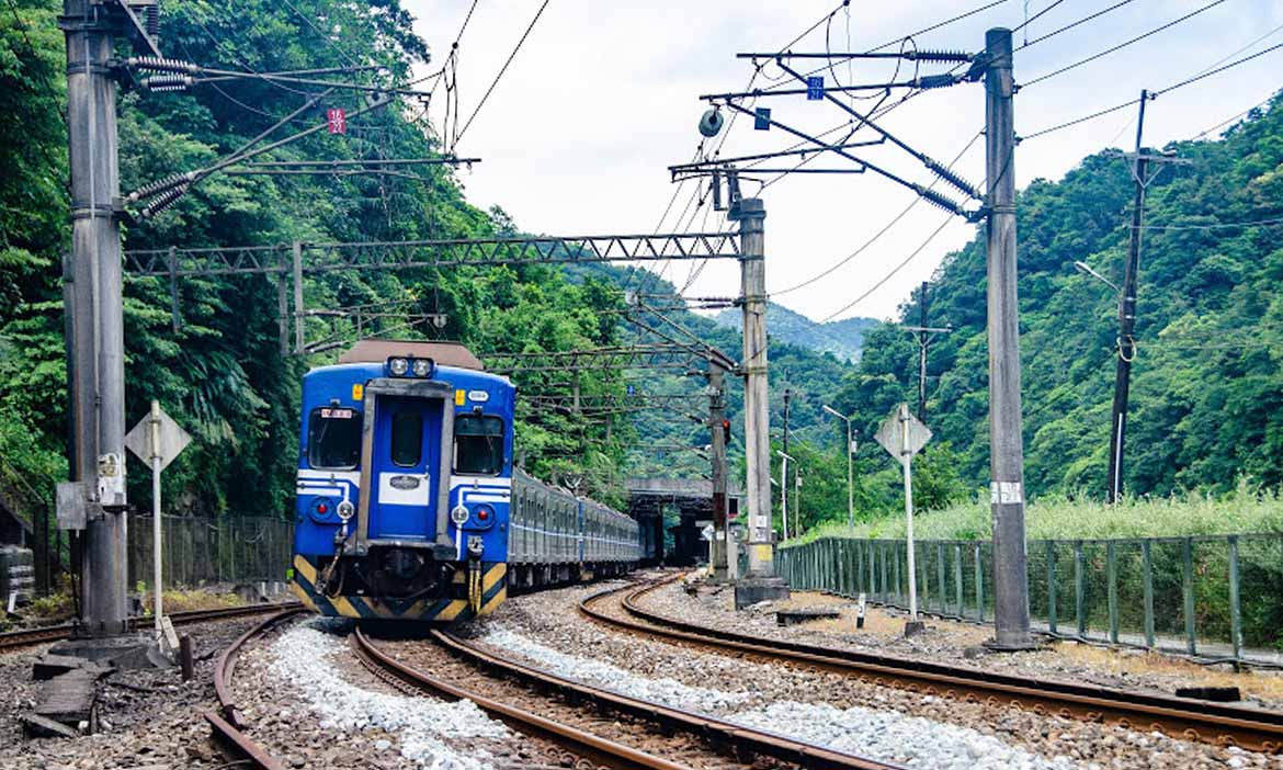 看山、看水、看火車 在沒公路可抵達的三貂嶺車站，展開瀑布步道之旅