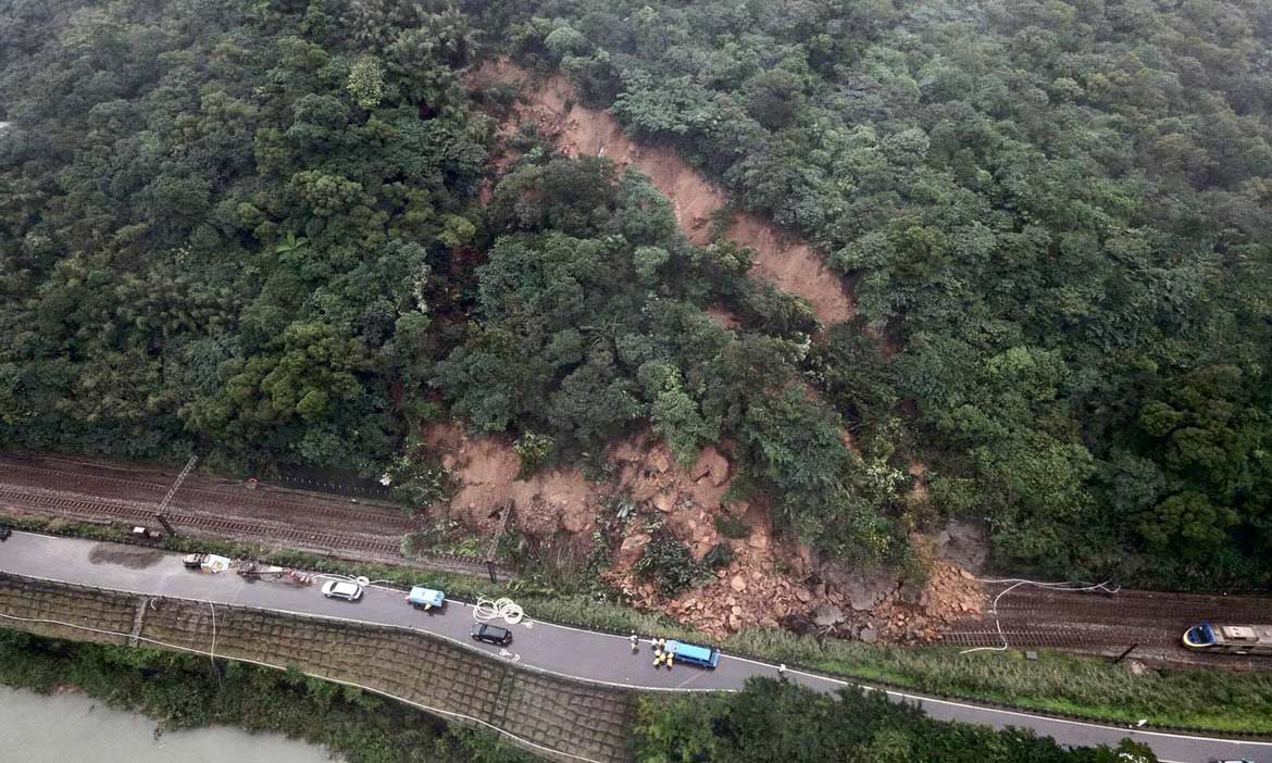 台鐵瑞芳猴硐間路線中斷，因連續大雨邊坡再次滑動，雙線不通啟動公路接駁