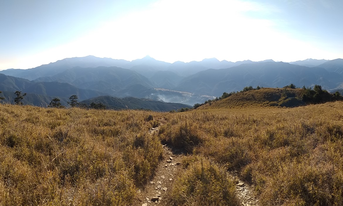 登台中志佳陽大山晨光中遙望一路綿延到視野盡頭的山 彷若山神存在 阿布趴趴造 微笑台灣 用深度旅遊體驗鄉鎮魅力