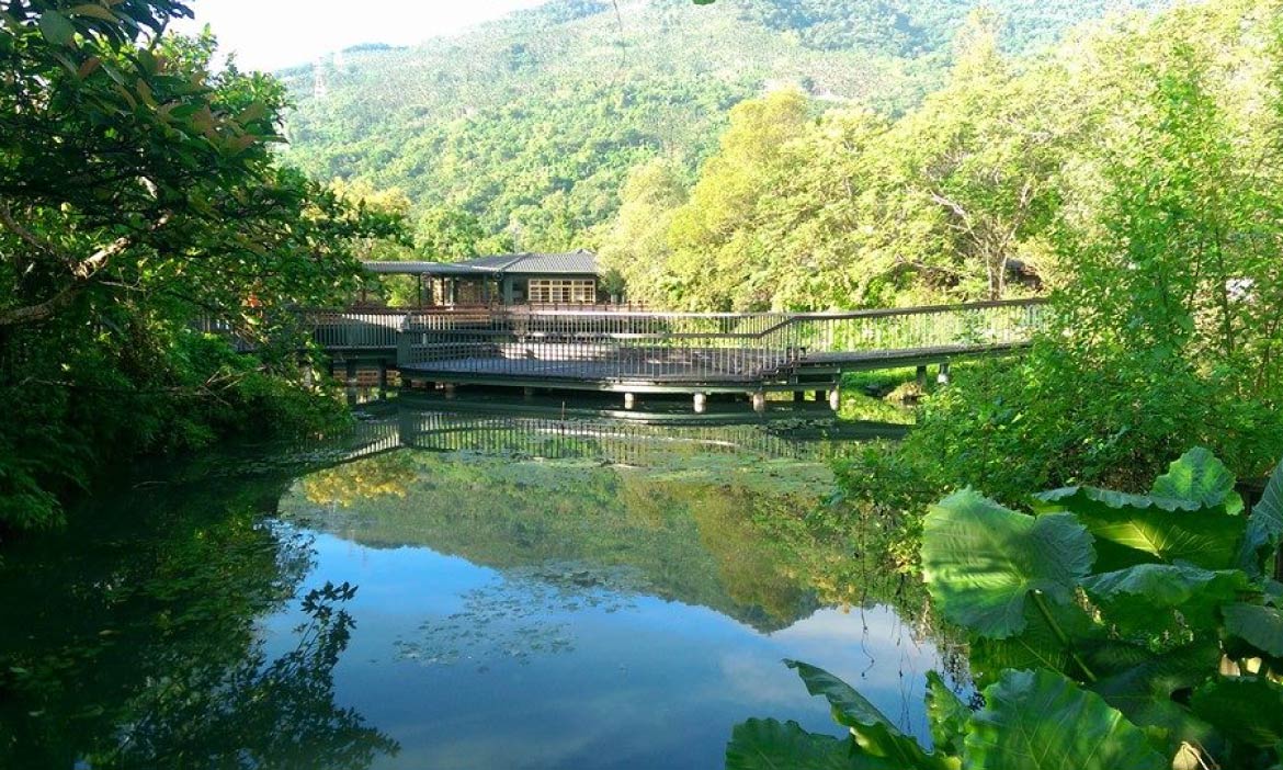 到花蓮光復欣綠農園體驗巴拉告傳統捕魚、吃石頭火鍋，多樣阿美族風情一次滿足
