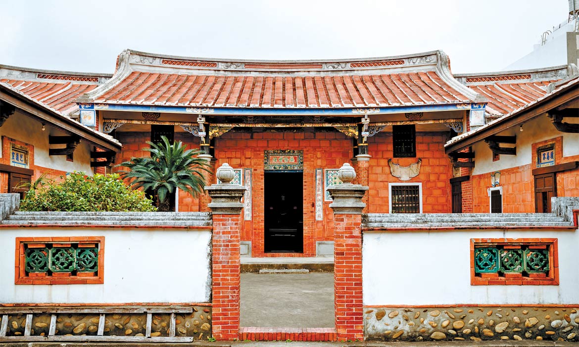 走進時代劇中的古厝，苗栗苑裡四合院古蹟「蔡泉盛號」，打開老宅第房裡回憶