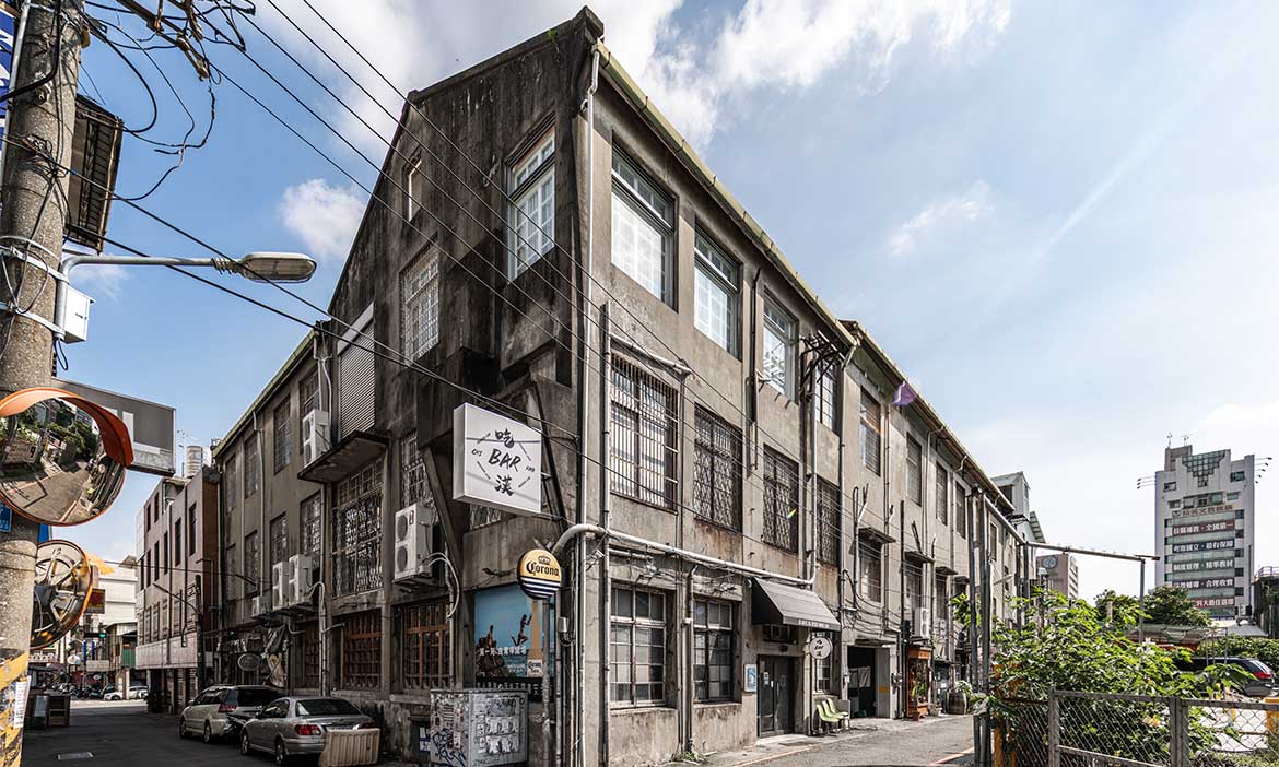 走進台中東區文創新地標，老屋化身的「富興工廠1962」，背後有一見鍾情的故事