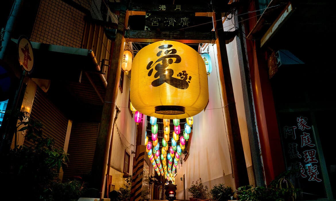 整個台南鹽水小鎮都是美術館！「月之美術館」漫月美行動，穿梭街巷有愛的光影創作