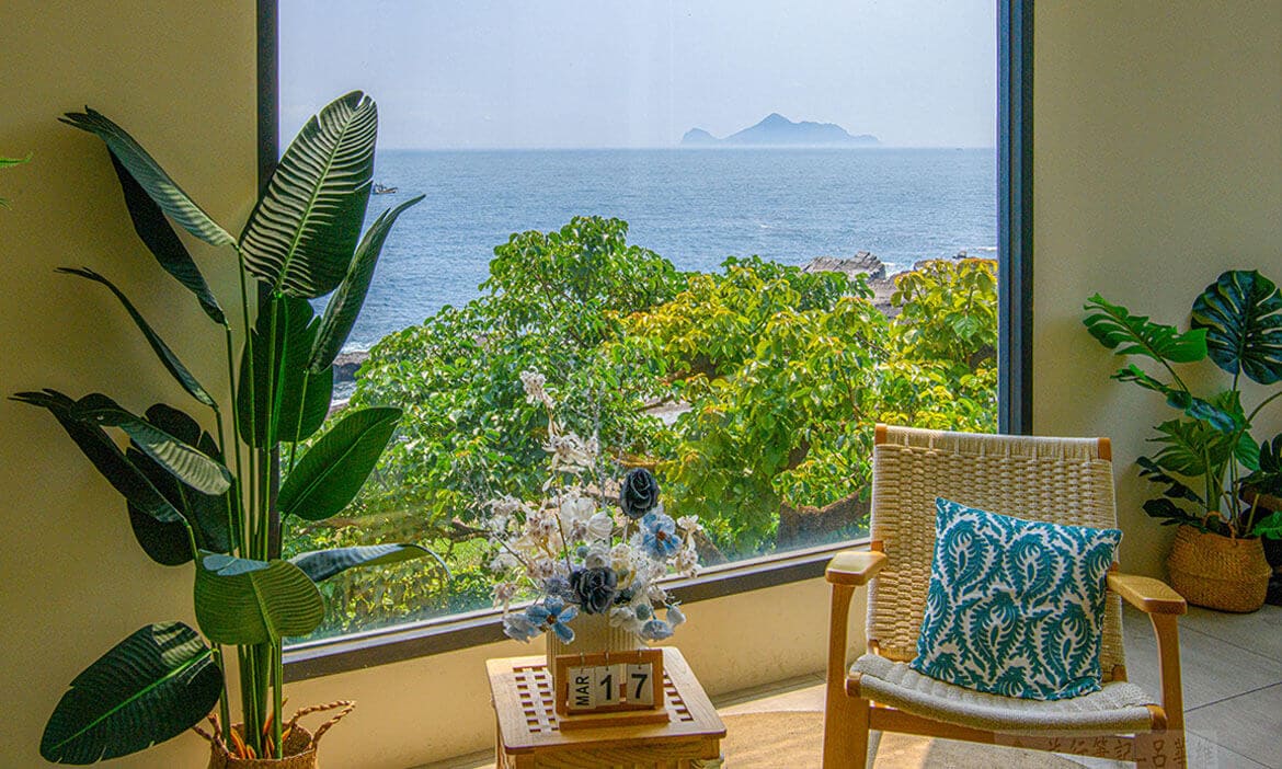濱海峭壁上的咖啡館，預約宜蘭頭城「九號咖啡」無敵海景，騎單車順遊舊草嶺隧道