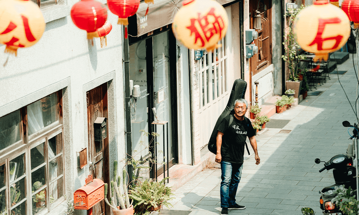 跟著金曲歌王謝銘祐走逛台南街巷，從情歌寫手到為土地而唱，行出故鄉甘甜味