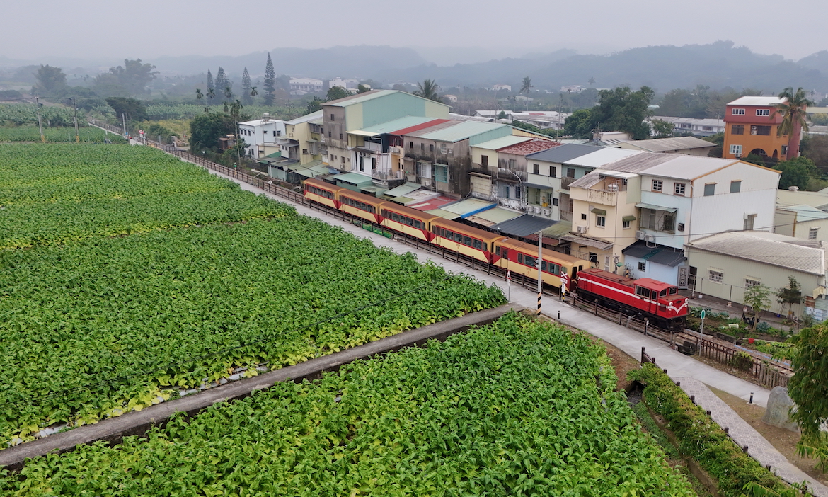 阿里山火車啟程｜到嘉義竹崎鹿麻產車站下車走走，探訪鹿滿菸葉歷史、古樸教堂與暖心柑仔店