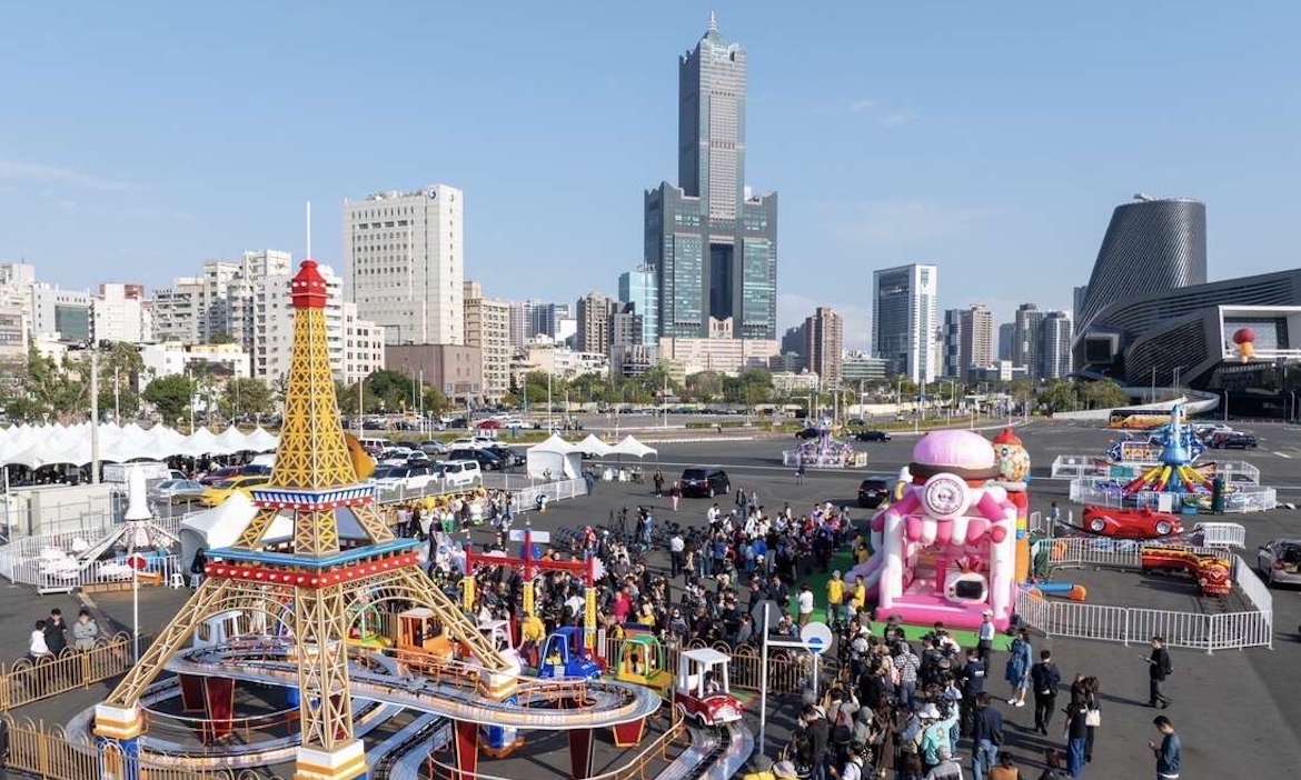2025高雄燈會｜「吉伊卡哇」冬日遊樂園盛大登場，開幕活動、樂園門票、聯名合作、交通攻略總整理