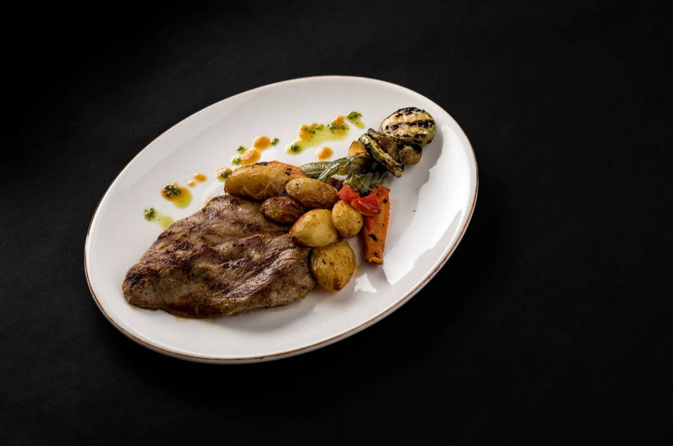 Svinsko Bon File Na Skara S Grilovani Zelenchuci