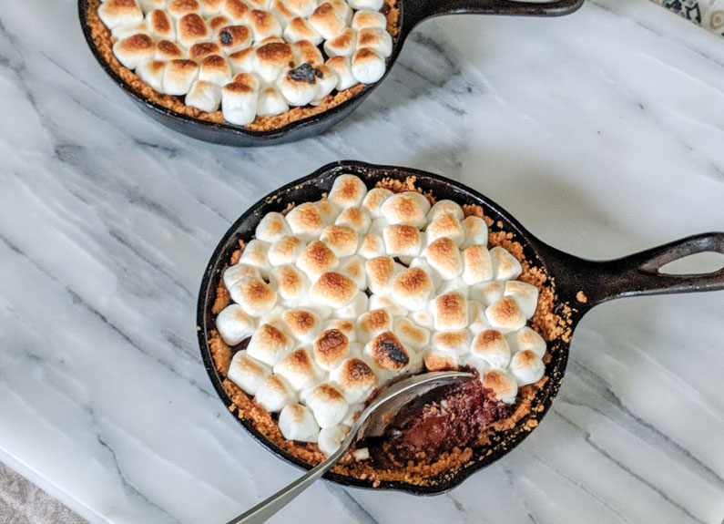 two small s'mores pie skillets