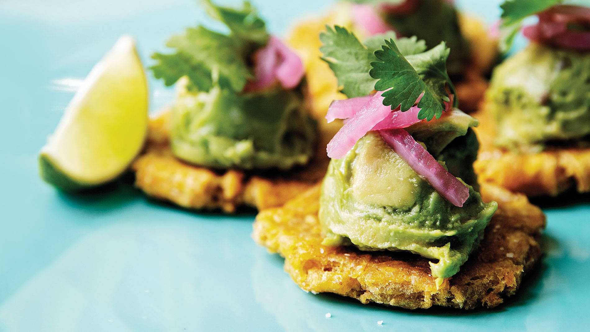 Make these tostones con aguacate from Mayo Ketchup